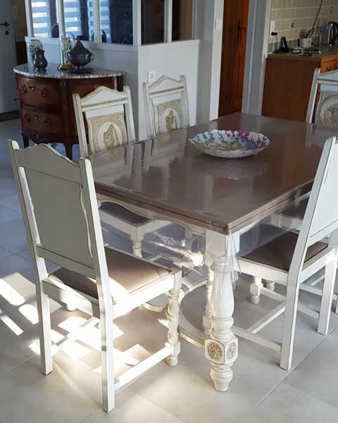 Ensemble table et chaises relooké