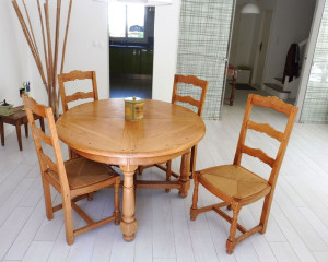 Table et chaises de style rustique