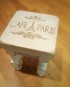 Tables gigognes merisier relookée ivoire enseigne “Paris”