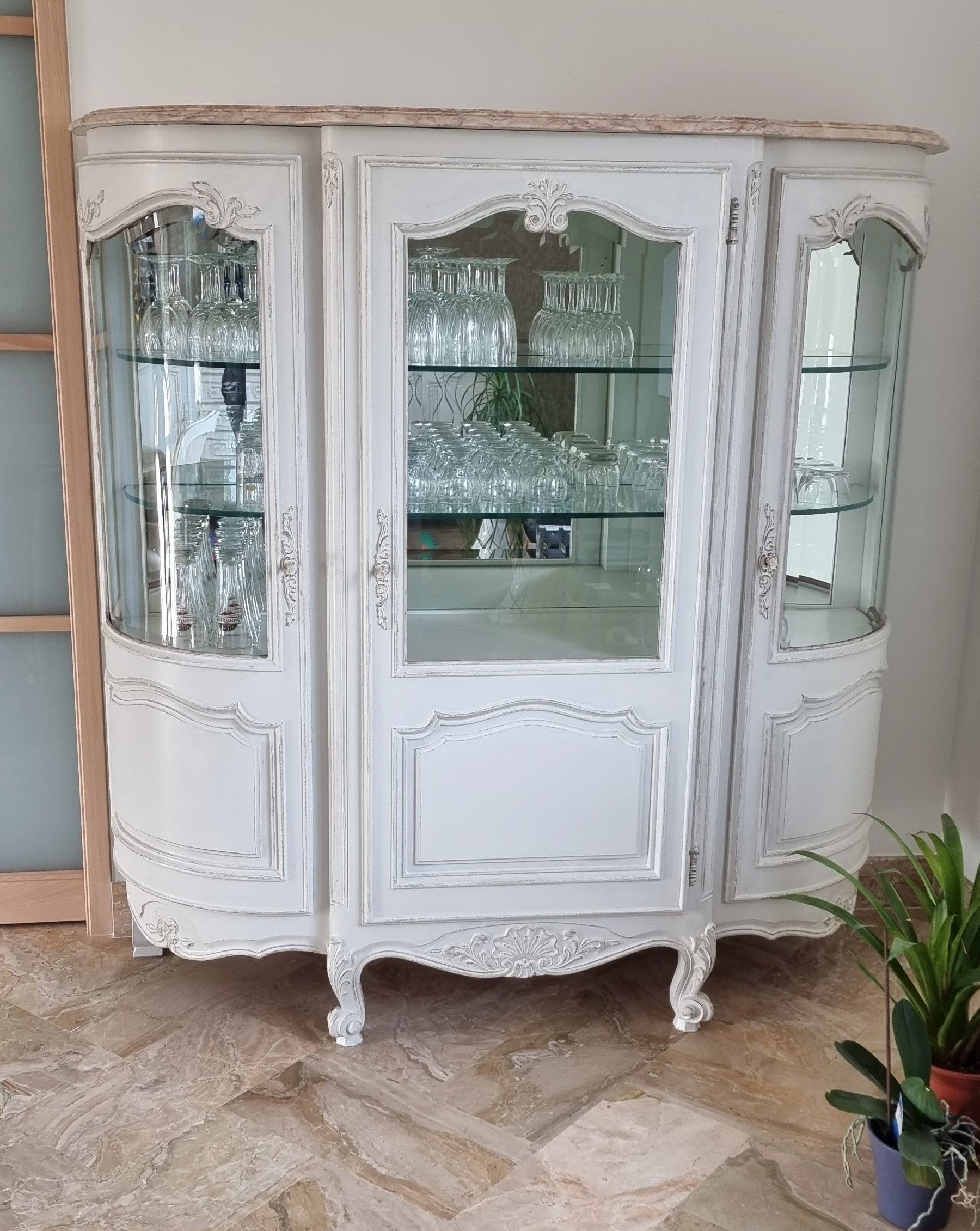 Séjour Louis XV en merisier “Argentier” shabby